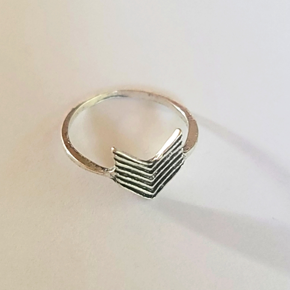 FASHION FORWARD IN THIS NEW SIZE 4 CHEVRON ARROW RING